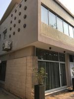 un edificio con una maceta delante de él en Casas de Luanda-GH Kinaxixe, en Luanda