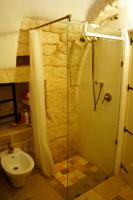 A bathroom at Trullo Cime Bianche
