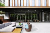 uma sala de estar com um sofá e cadeiras num edifício em Artyzen Habitat Dongzhimen Beijing em Pequim