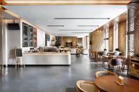 um restaurante com mesas e cadeiras e um balcão em Artyzen Habitat Dongzhimen Beijing em Pequim