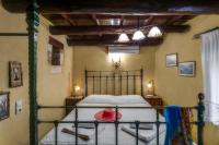 Posteľ alebo postele v izbe v ubytovaní Ifigenia Traditional Rooms & Maisonettes