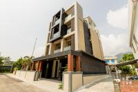 un edificio con una fachada en blanco y negro en Dulan Pearl Hill Homestay, en Donghe