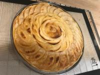 GriesにあるMaison d'hôtes Aux Deux Cigognesのテーブルの上のガラス皿に入ったケーキ