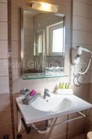 Koupelna v ubytování Glyfada Beach Hotel