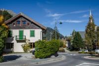 una casa al lado de una carretera en Campanela, en Chamonix-Mont-Blanc