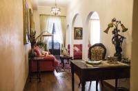 A seating area at Palazzo Viola Suite Panoramica Palermo