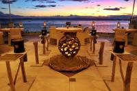 Hotel Vistabella في روساس: مطعم مع طاولات وكراسي وإطلالة على المحيط