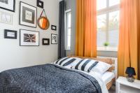 Łóżko lub łóżka w pokoju w obiekcie Sanhaus Apartments - CHOPINA 13 - apartamenty w centrum, 5 minut od plaży i deptaka