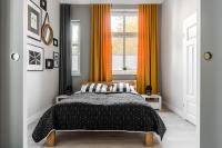 Łóżko lub łóżka w pokoju w obiekcie Sanhaus Apartments - CHOPINA 13 - apartamenty w centrum, 5 minut od plaży i deptaka