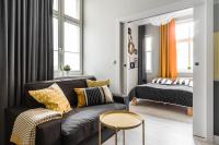 Łóżko lub łóżka w pokoju w obiekcie Sanhaus Apartments - CHOPINA 13 - apartamenty w centrum, 5 minut od plaży i deptaka