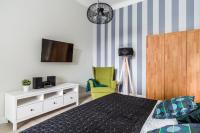 Telewizja i/lub zestaw kina domowego w obiekcie Sanhaus Apartments - CHOPINA 13 - apartamenty w centrum, 5 minut od plaży i deptaka