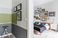 Łóżko lub łóżka w pokoju w obiekcie Sanhaus Apartments - CHOPINA 13 - apartamenty w centrum, 5 minut od plaży i deptaka