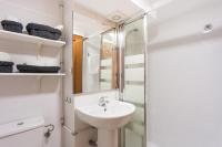 A bathroom at Apartamentos Diaber Gerona 22