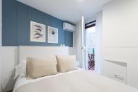 A bed or beds in a room at Apartamentos Diaber Gerona 22