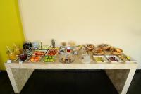 une table avec un tas de nourriture dessus dans l'établissement Hotel Imperial, à Mossoró