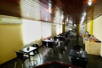 une rangée de tables et de chaises dans un restaurant dans l'établissement Hotel Imperial, à Mossoró