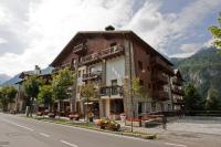 un gran edificio al costado de una calle en Residence Le Grand Chalet, en Courmayeur