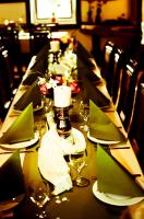 ゴスラーにあるホテル ハーツロッジの長テーブル(皿、ワイングラス付)