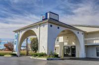Un edificio con un reloj encima. en Motel 6-Dickson, TN, en Dickson