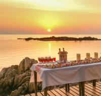 Haad Chao PhaoBeyond The Blue Horizon Boutique Bungalows的日落时在海滩上摆放着酒杯的桌子