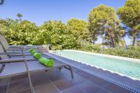 Bazén v ubytování Villa Cala Padri nebo v jeho okolí