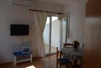 Televízia a/alebo spoločenská miestnosť v ubytovaní Apartments Burcul Pag