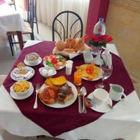 un tavolo con piatti di cibo su una tovaglia viola di Golden Beach 1 Ras Sedr a Ras Sedr