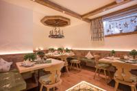 A restaurant or other place to eat at Gästehaus Hölzl