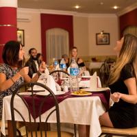 un gruppo di persone sedute a un tavolo in un ristorante di Golden Beach 1 Ras Sedr a Ras Sedr