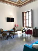 Televízia a/alebo spoločenská miestnosť v ubytovaní Palazzo Bolasco