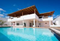 Bazén v ubytování Villa Dedalos - A luxury large villa with a heated pool in Puerto Calero nebo v jeho okolí