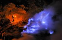 una persona de pie en la cima de un volcán por la noche en Sritanjung Homestay, en Banyuwangi