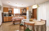 Kuchyň nebo kuchyňský kout v ubytování Apartments Biserka 1495