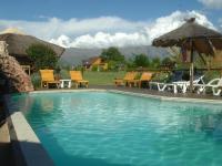 una piscina con sillas y sombrillas en Rancho Paradise - Adults Only, en Nono
