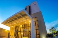 un edificio grande con muchas ventanas en Nobile Suites Gran Lumni, en Rio Branco