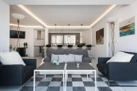 Posezení v ubytování Bright Apartment with Stunning Acropolis Views! SG5