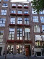 ein Backsteingebäude mit Fenstern und Blumen darauf in der Unterkunft Hotel Hoksbergen in Amsterdam