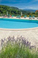 Bazén v ubytovaní Gli Ulivi Di Montalbano alebo v jeho blízkosti