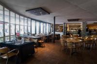 Un restaurante o sitio para comer en Camping & Bungalows Ligüerre de Cinca