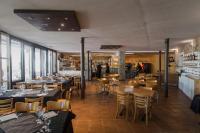 Un restaurante o sitio para comer en Camping & Bungalows Ligüerre de Cinca