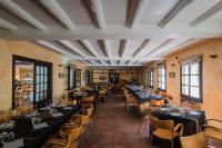 Un restaurante o sitio para comer en Camping & Bungalows Ligüerre de Cinca