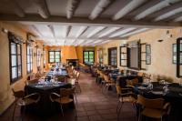 Un restaurante o sitio para comer en Camping & Bungalows Ligüerre de Cinca