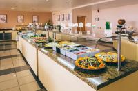 Una línea de buffet con muchos tipos diferentes de comida. en Grand Muthu Golf Plaza Hotel & Spa, en San Miguel de Abona