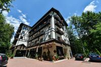 Un edificio con plantas a los lados. en Hotel Posada Vidraru, en Căpăţîneni-Ungureni