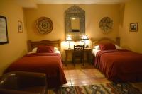 Ein Bett oder Betten in einem Zimmer der Unterkunft La Posada Hotel and Gardens