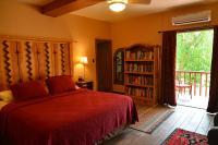 Ein Bett oder Betten in einem Zimmer der Unterkunft La Posada Hotel and Gardens