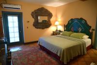 Ein Bett oder Betten in einem Zimmer der Unterkunft La Posada Hotel and Gardens