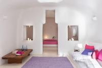 Łóżko lub łóżka w pokoju w obiekcie Perivolas Hotel