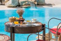 una mesa con comida y bebidas junto a una piscina en Hacienda Na Xamena, Ibiza, en Na Xamena