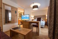 Televízia a/alebo spoločenská miestnosť v ubytovaní Hotel Bergblick 4 Sterne Superior
